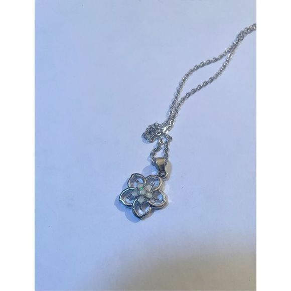 PRETTY WHITE FLOWER FIRE OPAL ON SILVER NECKLACE - Picture 3 of 6